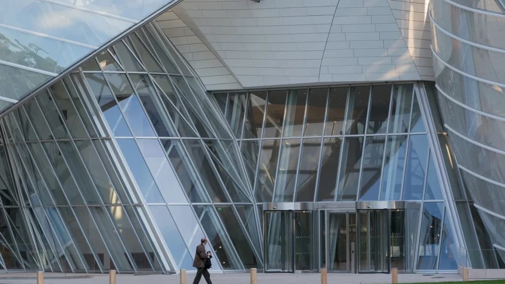 Modern architecture photograph of Fondation Louis Vuitton