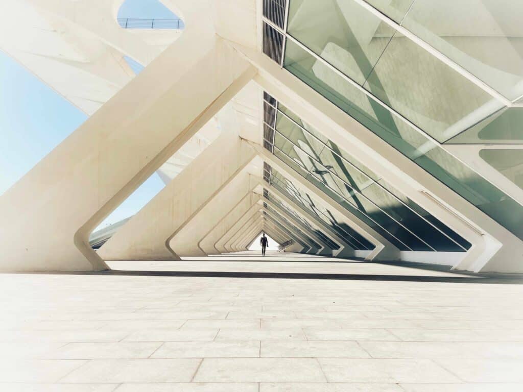 Minimalist Valencia architecture with clean geometric forms and white surfaces